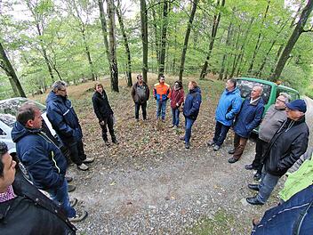 Einen längeren Rundgang durch den Wald absolvierten die Mitglieder des Maßbacher Gemeinderates und ließen sich dabei von den Försterinnen der Forstbetriebsgemeinschaft Bad Neustadt an der Saale ausführlich informieren. Danach verabschiedeten sie im Feuerwehrgerätehaus Poppenlauer den Jahresbetriebsplan 2018. Dieter Britz