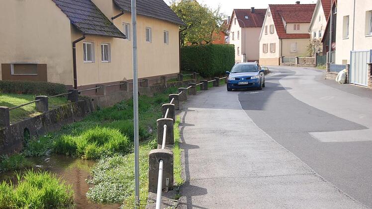 Eine fordernde Aufgabe stellt sich den Städteplanern für die künftige Ortsentwicklung von Burglauer ohne Zweifel mit der Sanierung des Reichenbachs und der Entwicklung eines Verkehrskonzepts wie hier in der Neustädter Straße. Foto: Manfred Mellenthin