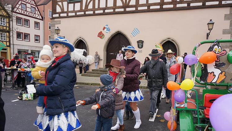 Mit einer Polonaise wurde der Faschingsbeginn in Münnerstadt vor dem Rathaus gefeiert.