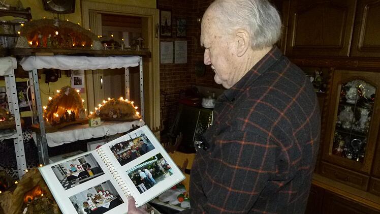 Günther  Schmidt blättert in seinem Fotoalbum.Foto: Werner Oetter