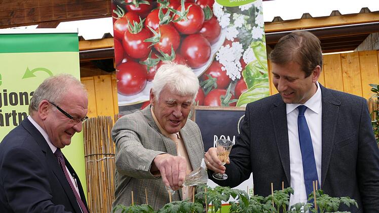 Bei der Tomate (v.&nbsp;l.): Pr&auml;sident Roland Albert, Georg Wagner und Landrat Hermann Ulm Foto: Sonja Schr&uuml;fer