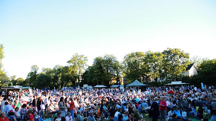 Tausende von Zuhörern bejubelten das Philharmonische Orchester des Landestheaters Coburg unter Leitung von Roland Kluttig  beim Klassik-Open-Air im Rosengarten.Foto: Jochen Berger