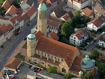 Die Ottokirche mit ihrem "Spargel" und ihrem Turmstumpf. Archivbild: Ronald Rinklef