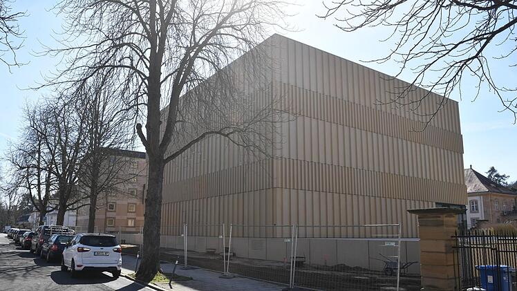 Ein fensterloses Gebäude, das für Diskussionen in Bamberg  sorgen dürfte.  Ronald Rinklef