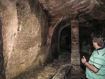 Die Kellergewölbe im Burgberg sind weitläufig und wurden aufwendig aus dem Felsen gehauen. Erich Olbrich kennt sich in dem Labyrinth bestens aus. Foto: Barbara Herbst