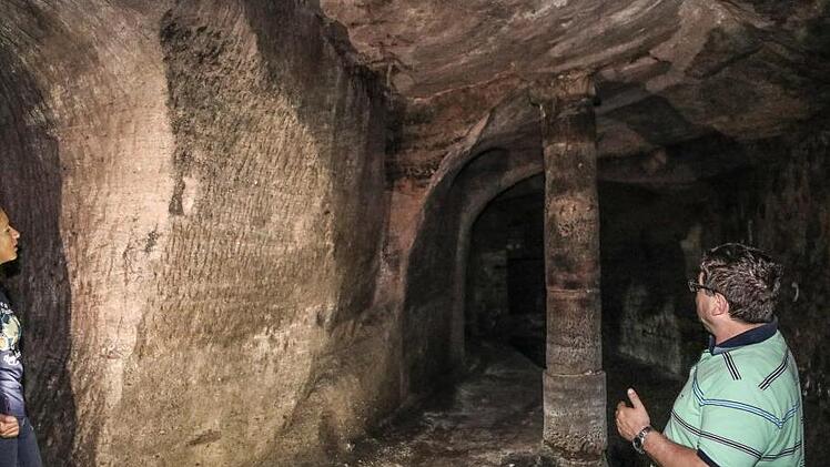Die Kellergewölbe im Burgberg sind weitläufig und wurden aufwendig aus dem Felsen gehauen. Erich Olbrich kennt sich in dem Labyrinth bestens aus. Foto: Barbara Herbst