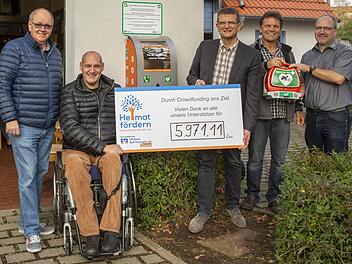 Stadtrat Klaus Bollwein (von links), Stadtrat Berhard Schlereth, VR-Bank Mitarbeiter Rainer Zeller, Projektleiter Lothar Metz und ZTM Mitarbeiter J&uuml;rgen M&uuml;ller bei der &Uuml;bergabe.  Foto: Klaus Rettinger