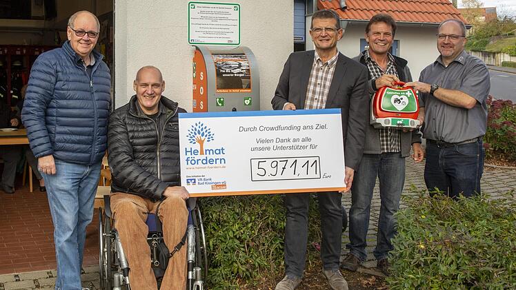 Stadtrat Klaus Bollwein (von links), Stadtrat Berhard Schlereth, VR-Bank Mitarbeiter Rainer Zeller, Projektleiter Lothar Metz und ZTM Mitarbeiter J&uuml;rgen M&uuml;ller bei der &Uuml;bergabe.  Foto: Klaus Rettinger