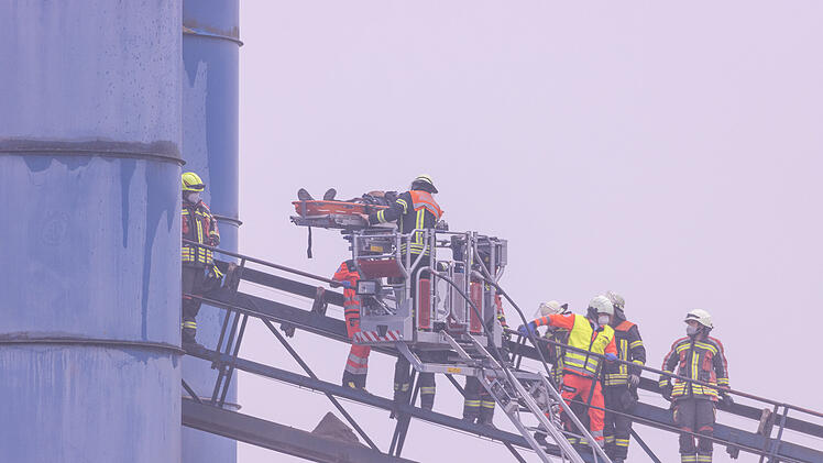 Altendorf: Mann st&uuml;rzt in Silo - Feuerwehr mit Drehleiter im Einsatz