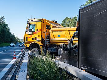 Muldenkipper f&auml;hrt auf der A73 auf Sattelzug auf und prallt in Mittelschutzplanke
