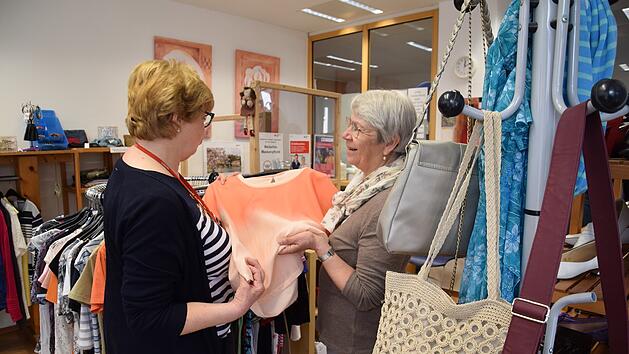 BRK W&uuml;rzburg l&auml;dt zu Aktionstag in Kleiderladen "FairKauf" ein