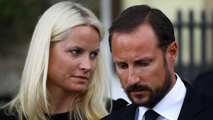 Mette-Marit Tjessem Høiby, hier zusammen mit dem norwegischen Prinzen Haakon, ist auch heute noch umstritten.