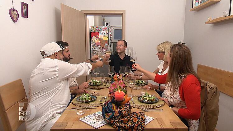 Musti, Kevin, Richi, Martina und Elena (von links) sto&szlig;en auf die letzte Vorspeise der Woche an.