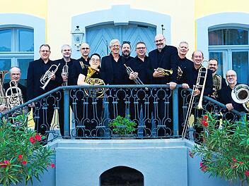 Das Ensemble Hundshaupten spielt im Rosengarten in seltener Besetzung.