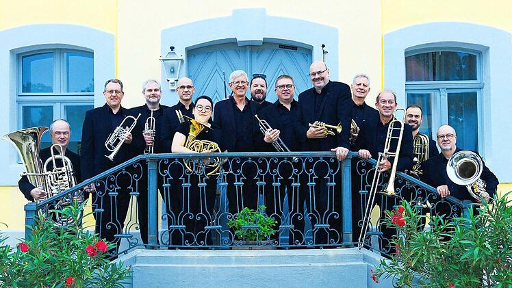 Das Ensemble Hundshaupten spielt im Rosengarten in seltener Besetzung.