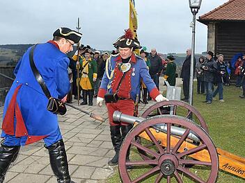Das neue Geschütz Annika wurde von Kanonier Markus Fischer-Weiß (links) restauriert, der zusammen mit Oberleutnant Karl Peter Wittig die Vorbereitungen zum Schuss traf. Fotos: Karl-Heinz Hofmann