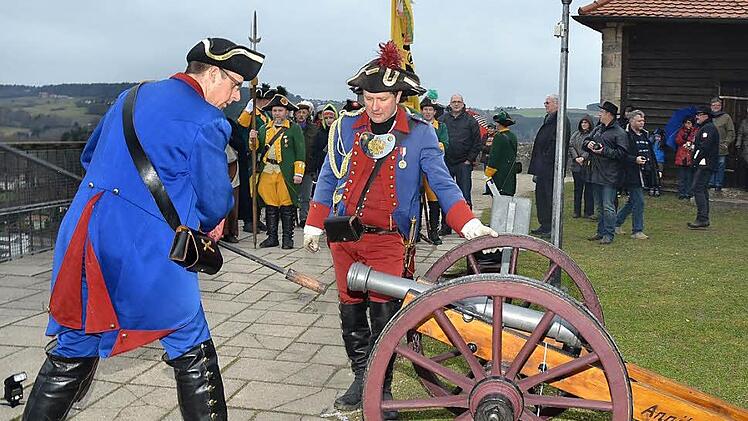 Das neue Geschütz Annika wurde von Kanonier Markus Fischer-Weiß (links) restauriert, der zusammen mit Oberleutnant Karl Peter Wittig die Vorbereitungen zum Schuss traf. Fotos: Karl-Heinz Hofmann