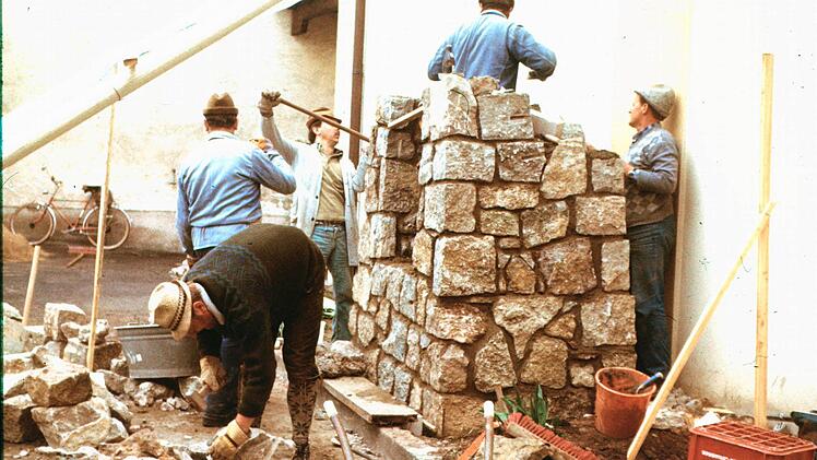 1980 wurde die Lourdesgrotte neu aufgemauert. Das Bild zeigt Georg Metz (gebeugt),dahinter Franz Zitter (+1985), Florian Kirchner (Schaufel), Heinz Beck (in der Grotte stehend) und Edmund Weingärtner (an der Kirchenwand).  Fotos: Bernd Czelustek/privat