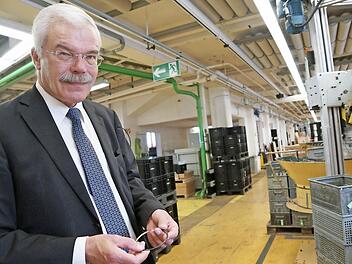 Jens Krohn, Chef des FAG-Werks in Elfershausen, hält den Ring eines Federbeinlagers in den Händen. Fotos: Arkadius Guzy