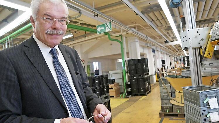 Jens Krohn, Chef des FAG-Werks in Elfershausen, hält den Ring eines Federbeinlagers in den Händen. Fotos: Arkadius Guzy