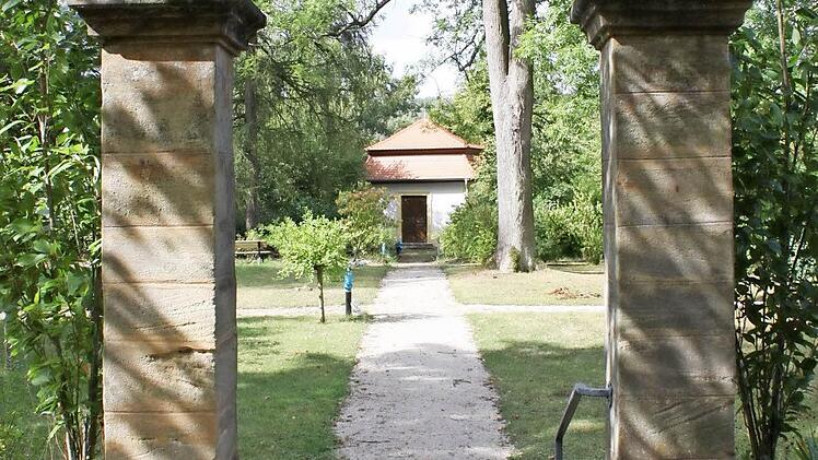 Blick zum Gartenpavillon.