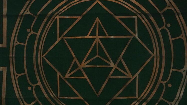 Die Symbolzeichnung verbildlicht die Zahl Drei in der Vier, das Dreieck im Viereck. In vielen Kulturen gibt es Ornamente und Darstellungen, denen Zahlen zugrunde liegen. Sie wurden und werden zum Meditieren genutzt. Fotos: Brigitte Krause