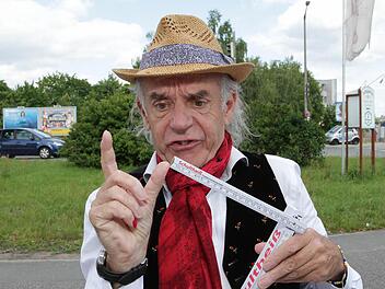 Klaus Karl-Kraus misst nach, damit auch der Humor nicht "zä korz" kommt. Foto: KKK