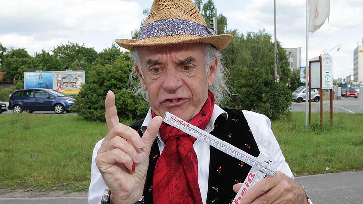 Klaus Karl-Kraus misst nach, damit auch der Humor nicht "zä korz" kommt. Foto: KKK