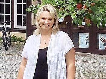 Kathrin Heimann vor dem Rathaus in Effeltrich Foto: fra-press
