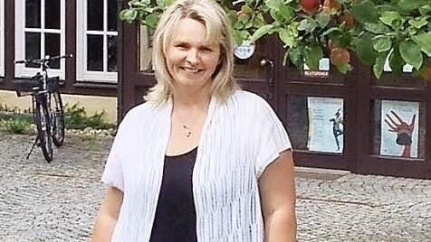 Kathrin Heimann vor dem Rathaus in Effeltrich Foto: fra-press