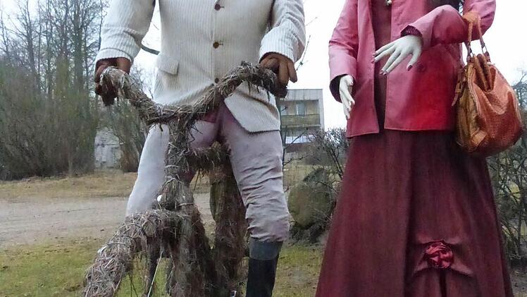 Das hat sich jemand Mühe gegeben: Mitten in einem kleinen Ort in Lettland steht dieses Kunstwerk.