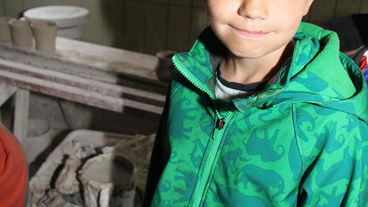 Julian Maczinski (8) findet nicht, dass Töpfern Frauensache ist. Auch für Männer ist das interessant.