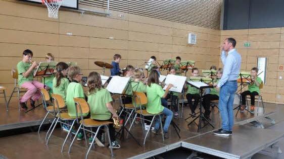 Die Mädchen und Jungen der Bläserklasse der Grundschule Ebern präsentierten sich mit ihrem Leiter Christian Baum nach zweijährigem Zusammenspiel bei einem Bläserklassenwettbewerb in Werbach.  Foto: Johanna Eckert
