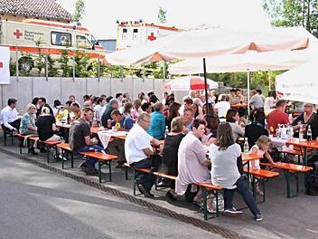 Voll besetzt war der Hof vor der Rettungswache in Ebern beim Sommerfest des BRK-Kreisverbandes.  Foto: Helmut Will