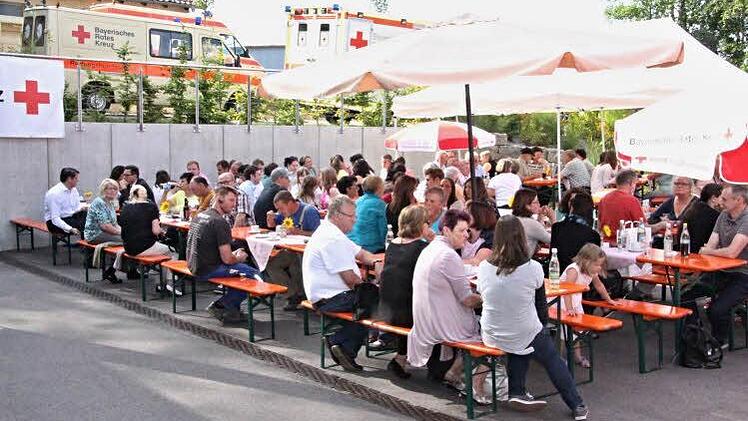 Voll besetzt war der Hof vor der Rettungswache in Ebern beim Sommerfest des BRK-Kreisverbandes.  Foto: Helmut Will
