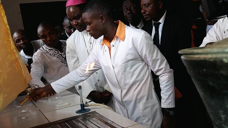 Erste Versuche im Labor: mit dem violetten Pileolus (Scheitelkäppchen) Bischof Abraham Kome  Foto: privat