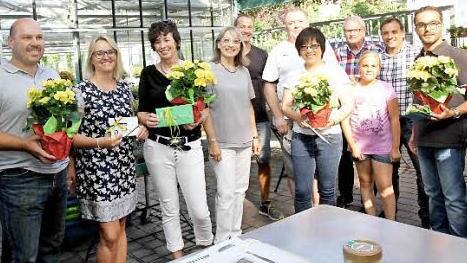 Die Ehrung der Preistr&auml;ger: (von links) Walter und Manuela Drebinger, Judith Hupka (Fischer), Zweite B&uuml;rgermeisterin Renate Schroff (Jury) Peter Gauch (Jury), Andreas Nagel mit Ehefrau Peggy, Klaus-Peter G&auml;belein (Jury), Jurymitglieder Heiko Dilger mit Tochter und Patrizio Giuliano  Foto: Richard S&auml;nger