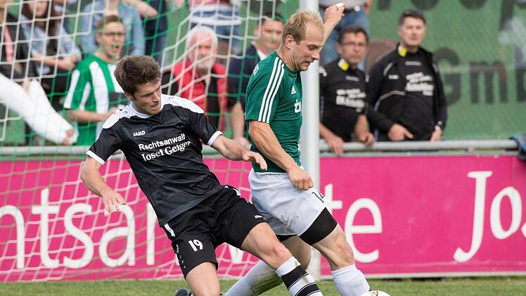 Mitte Juli geht es für den SV Friesen und Nils Firnschild (links) wieder los, dann aber nicht mehr in der Bezirksliga Ost, sondern in der Landesliga Nordost. Foto: Heinrich Weiß