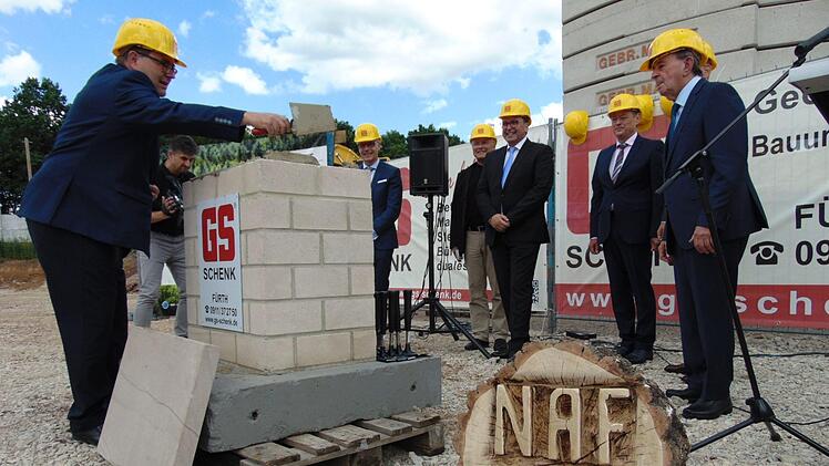 Der erste Stein fürs neue NAF-Gebäude Foto: Petra Malbrich