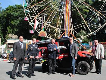 Michael Müller, Oliver Flake, Werner Horsch, Uwe Kirschstein und Franz Streit vor dem neuen Fahrzeug, das am Riesenrad auf dem Annafest-Gelände steht  Foto: Jennifer Hauser