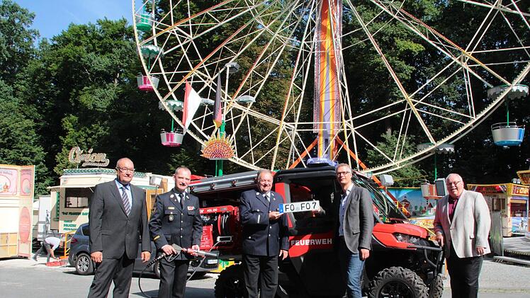 Michael Müller, Oliver Flake, Werner Horsch, Uwe Kirschstein und Franz Streit vor dem neuen Fahrzeug, das am Riesenrad auf dem Annafest-Gelände steht  Foto: Jennifer Hauser