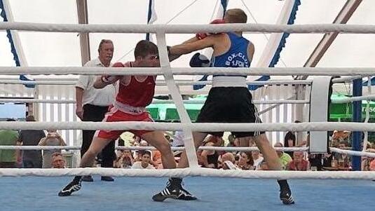 Daniel Schober (links, rotes Trikot) trifft den N&uuml;rnberger Brunner mit einer linken Geraden. Ringrichter Werner Sesulka (Regensburg) beobachtet die Aktion. Foto: privat