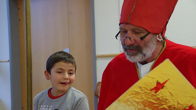 Der Nikolaus besuchte die Petra-Döring-Schule in Kronach. Foto: Marco Meißner
