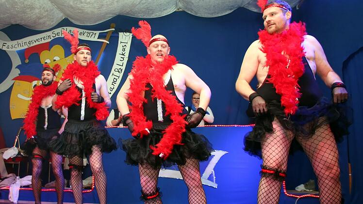 Das Beste hatten sich die Seßlacher wieder bis zum Schluss aufgehoben: Beim Auftritt der "Mauerschwälbchen" blieb kein Auge trocken. Auch Bürgermeister Martin Mittag war bei der tänzerischen Reise durch die Musikgeschichte dabei. Foto: Bettina Knauth