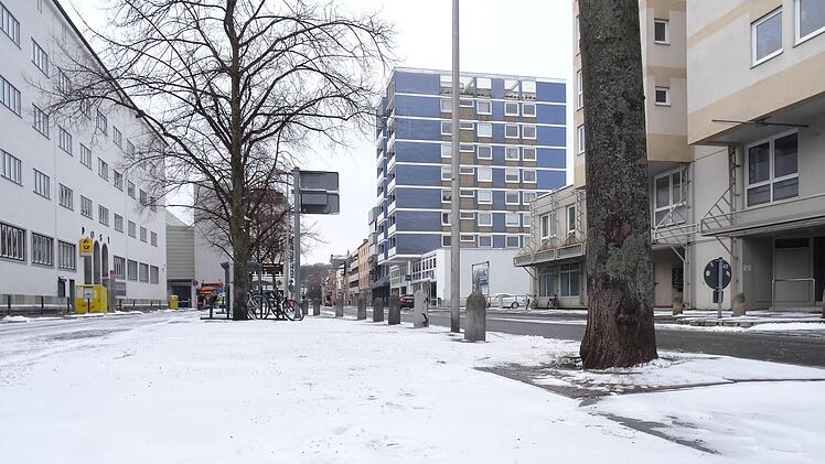 Über Nacht verschneit: Blick in die Hindenburgstraße in Coburg am SonntagFoto: Jochen Berger