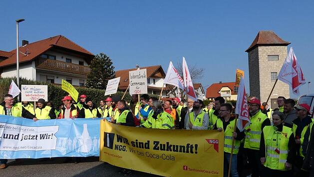 Durch Knetzgau bis zum Sportheim des TSV führte der Protestmarsch der streikenden Mitarbeiter des Coca-Cola-Werkes Knetzgau. Sie fordern eine bessere Bezahlung.  Christian Licha
