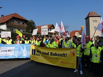 Durch Knetzgau bis zum Sportheim des TSV führte der Protestmarsch der streikenden Mitarbeiter des Coca-Cola-Werkes Knetzgau. Sie fordern eine bessere Bezahlung.  Christian Licha