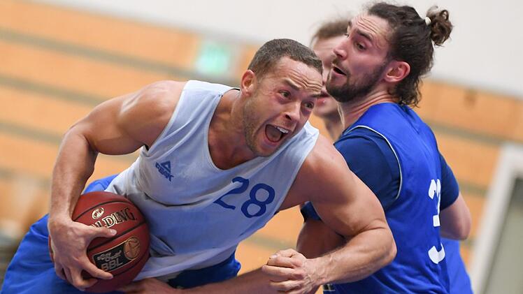 Prominente Namen im Frankfurter Team: Während Andrej Mangold (links) nach längerer Pause in den kommenden Wochen wieder voll durchstarten will, ist die Saison für Marco Völler, Sohn der Fußball-Legende Rudi, mit Knochenabsplitterung im Finger bereits beendet.  Foto: Arne Dedert/dpa