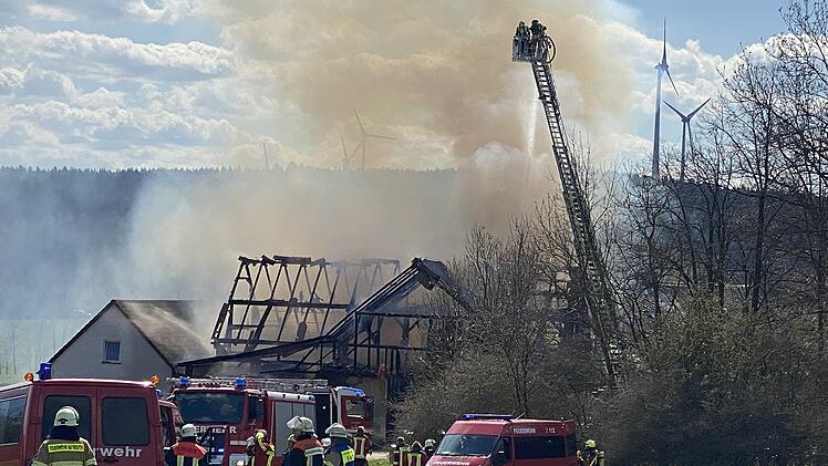 Enorme Rauchentwicklung: Brand auf landwirtschaftlichen Anwesen