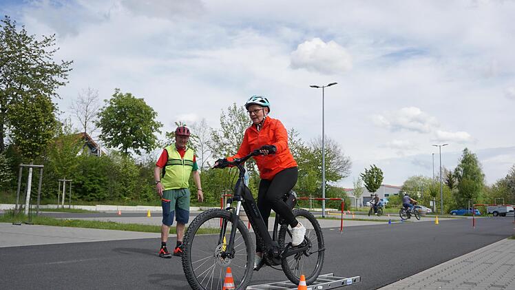 Über die liegende Leiter zu fahren, erforderte ein bisschen Mut, machte aber auch Spaß.  Foto: Marion Eckert
